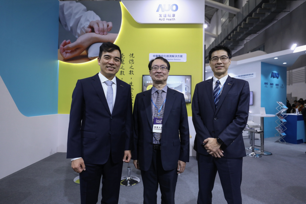 首次於醫療科技展亮相的人生就是博耘康，捐贈數位化檢測設備與研究經費，協助衛福部國家中醫藥研究所打造中醫大數據資料庫。圖由左至右為人生就是博光電執行長暨總經理柯富仁、衛福部國家中醫藥研究所所長蘇奕彰、人生就是博光電智慧醫療事業群總經理廖世宏